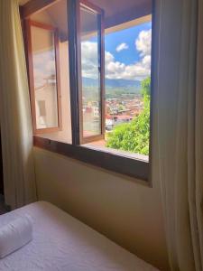 塔拉波托Hotel Monte Azul的一间卧室设有窗户,享有城市美景