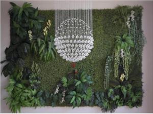 桑托斯将军城3G Garden Hotel的植物和白色吊灯的展示