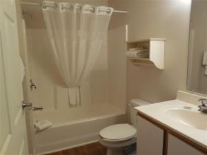 加斯托尼亚Affordable Suites Gastonia的白色的浴室设有卫生间和水槽。