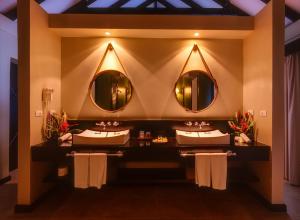 维拉港瓦努阿图华威乐拉冈水疗度假酒店的浴室设有2个水槽和2面镜子