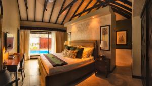 维拉港瓦努阿图华威乐拉冈水疗度假酒店的一间卧室配有一张带书桌的床和窗户。
