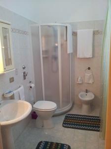 米兰阿卡普尔科酒店的带淋浴、卫生间和盥洗盆的浴室