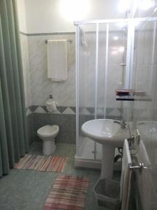 阿卡普尔科酒店的一间浴室