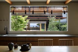 镰仓市modern ryokan kishi-ke的厨房设有位于水槽上方的大窗户