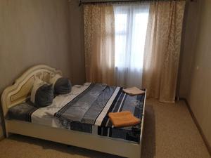 科布林Apartment on 700-letiya Kobrina 4的一间卧室设有一张大床和窗户
