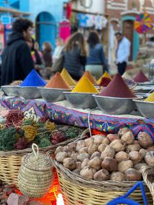 阿斯旺Kendaka Nubian House的桌上放着一篮蔬菜的市场