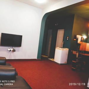 钦奈Sai Baba Service Apartments的客房配有平面电视和红地毯。