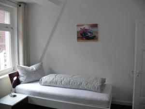施派尔Ferienwohnung Speyer的窗户房间里一张白色沙发
