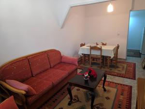 乐托卡亚Leptokarya Rooms的带沙发和餐桌的客厅