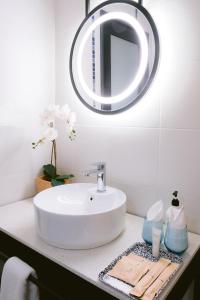 吉隆坡Indie Hotel Kuala Lumpur的浴室设有白色水槽和镜子
