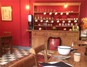 温彻斯特The Black Hole的一间设有桌子和红色墙壁的餐厅