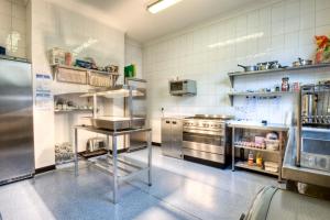 庞特佛雷特塔楼行政旅馆的一间配备了不锈钢用具的大厨房