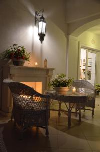 Murzynowo KościelneZielone Zacisze的客厅配有两把椅子和一张带蜡烛的桌子