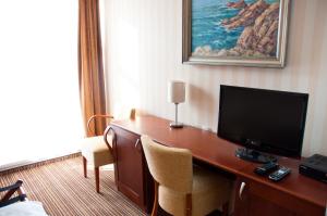 劳耶克特普利采恩奇安酒店的酒店客房设有一张书桌和电视