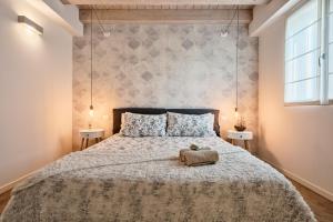 特雷维索Trevisohome BOTTENIGA的一间卧室配有一张大床和两盏灯。