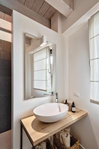 特雷维索Trevisohome BOTTENIGA的浴室设有白色水槽和镜子