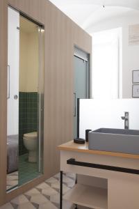 Genova Suite Art的一间浴室