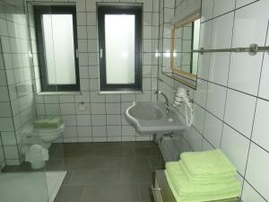 普特布斯克里布拉特豪斯普特布斯吕根岛公寓的白色的浴室设有水槽和卫生间。