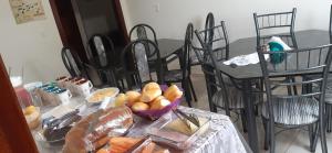 MateirosPousada Rio Novo Jalapão的桌椅和餐桌,上面有食物