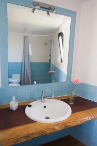 拉波塞拉Good Feeling Hostel & Guest House的浴室设有白色水槽和镜子