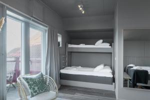 卡琳贡Hotell Käringön的一间带两张双层床的卧室和一个阳台