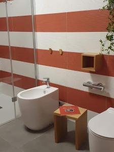蒙特堡Hotel Miramonti的带浴缸和卫生间的浴室。