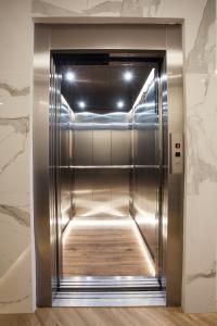 特里卡拉Trikala River House的一座建筑物里装有闪亮金属门的电梯