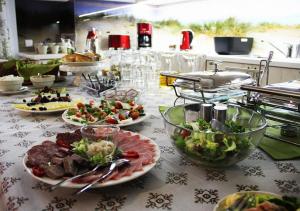 索波特Villa Sopocka的餐桌上的自助餐,包括盘子