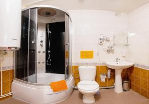 符拉迪沃斯托克卡门旅馆的带淋浴、卫生间和盥洗盆的浴室