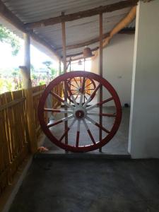 阿鲁甘湾Beach Lagoon Parans的车库里一个大型红色车轮