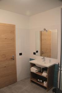 科姆梅扎杜拉MOUNTAIN RESORT Appartamenti的一间带水槽和镜子的浴室