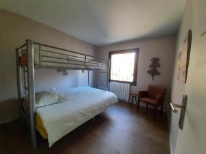 安锡德拉滨海度假屋的一间卧室配有双层床和椅子