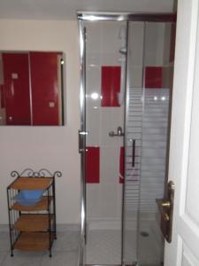 Renacgite colorado的浴室里设有玻璃门淋浴