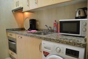 内尔哈Carabeo Vista Mar的厨房配有水槽和微波炉