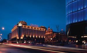北京北京天伦王朝酒店的夜色浓烈的城市街道