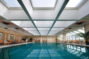 北京北京天伦王朝酒店的一座带天花板的酒店游泳池