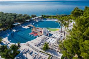 曼弗雷多尼亚Villaggio Baia Del Monaco的享有度假村游泳池的空中海景