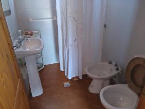 San LuisCabañas El Caribe - Martinica的一间带卫生间和水槽的浴室