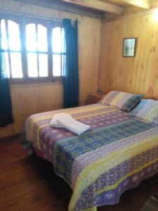 San LuisCabañas El Caribe - Martinica的一间设有床铺的卧室,位于带窗户的房间内