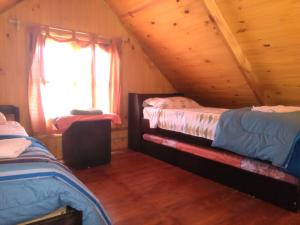 San LuisCabañas El Caribe - Martinica的小木屋内一间卧室,配有两张床