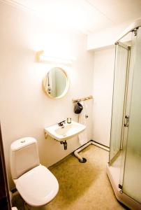 UtsiraUtsira Overnatting - Fyrvokterboliger的一间带卫生间、水槽和镜子的浴室