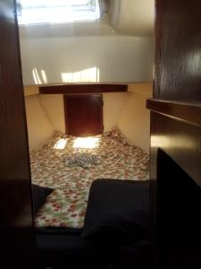 迈阿密Sailboat with view的一个小房间的一个床位,设有窗户