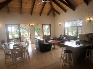 姆巴巴内Mkhiweni Villa at Dombeya Wildlife Estate的客厅,沙发上的人