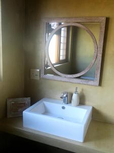 姆巴巴内Mkhiweni Villa at Dombeya Wildlife Estate的浴室设有白色水槽和镜子