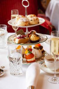 巴伦特雷格列纳普城堡酒店的一张桌子,上面放着两盘糕点和酒杯