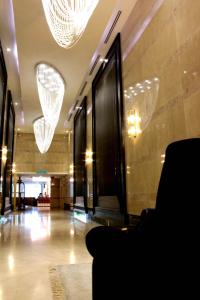 吉隆坡太平洋丽晶套房酒店的大厅,大楼内有2个吊灯