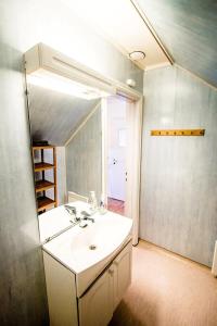 UtsiraUtsira Overnatting - Fyrvokterboliger的浴室设有白色水槽和镜子