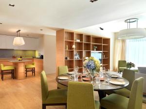吉隆坡吉隆坡逸兰武吉锡兰服务式公寓的用餐室以及带桌椅的厨房。