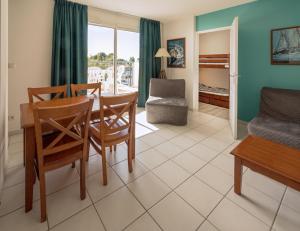 波尔尼谢雷斯当斯酒店的客厅配有桌椅和沙发