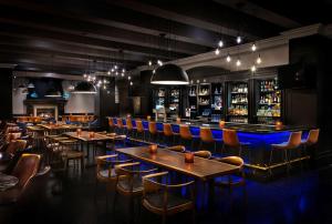 卡尔加里卡尔加里凯悦酒店的一间带桌椅的餐厅和一间酒吧
